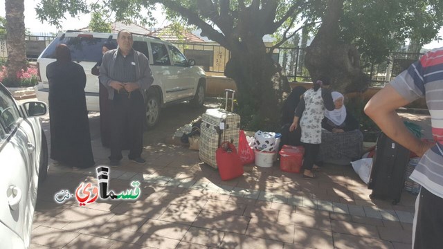  فيديو: شاهدوا واسمعوا ما قالته تلك الحاجة للمسؤول الاردني بعد وصولهم معبر الاردن والسلطات تمنع دخولهم ويفاجئون بإلغاء العمرة